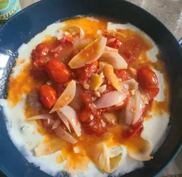 Ofen-Tomaten auf Minz-Joghurt-Bett