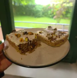 gesundes Frühstück: Karotten-Kuchen mit Frischkäsetopping