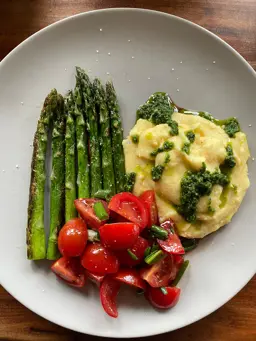 Gegrillter grüner Spargel mit Polenta und Kirschtomaten