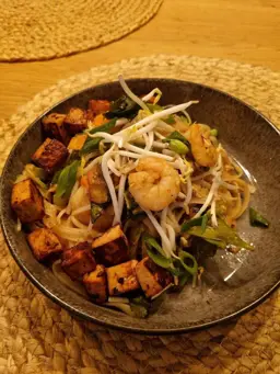 Pad Thai mit Tofu, Garnelen und Gemüse