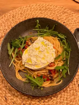 Spaghetti mit Tomaten-Pilz-Sauce und Burrata