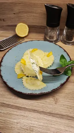 Ravioli mit Ricotta, Zitronenabrieb und Garnelen in Zitronenbutter