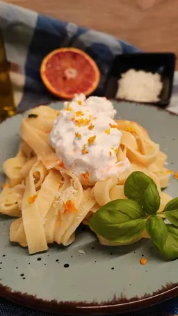 Tagliatelle all’arancia rossa con burrata