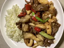 Gretasomis Rindfleisch aus dem Wok mit Austernpilzen