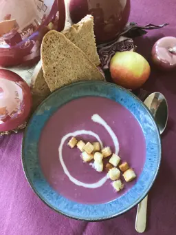 Gretasomis Rotkohlsuppe mit Apfel